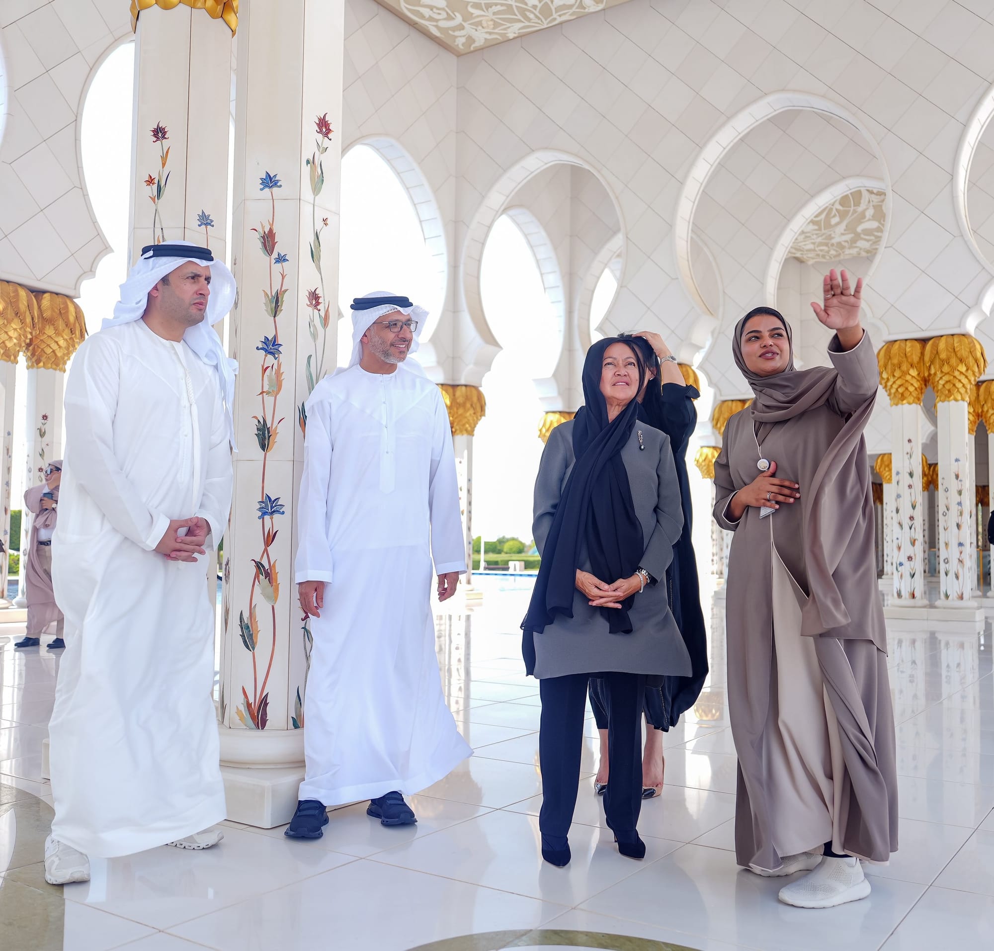 The First Lady of the Philippines visits the Sheikh Zayed Grand Mosque.